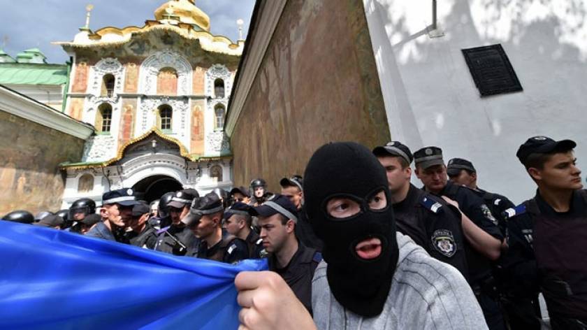 Ουκρανία: Άγριο ξύλο μεταξύ εθνικιστών και αστυνομίας έξω από μοναστήρι