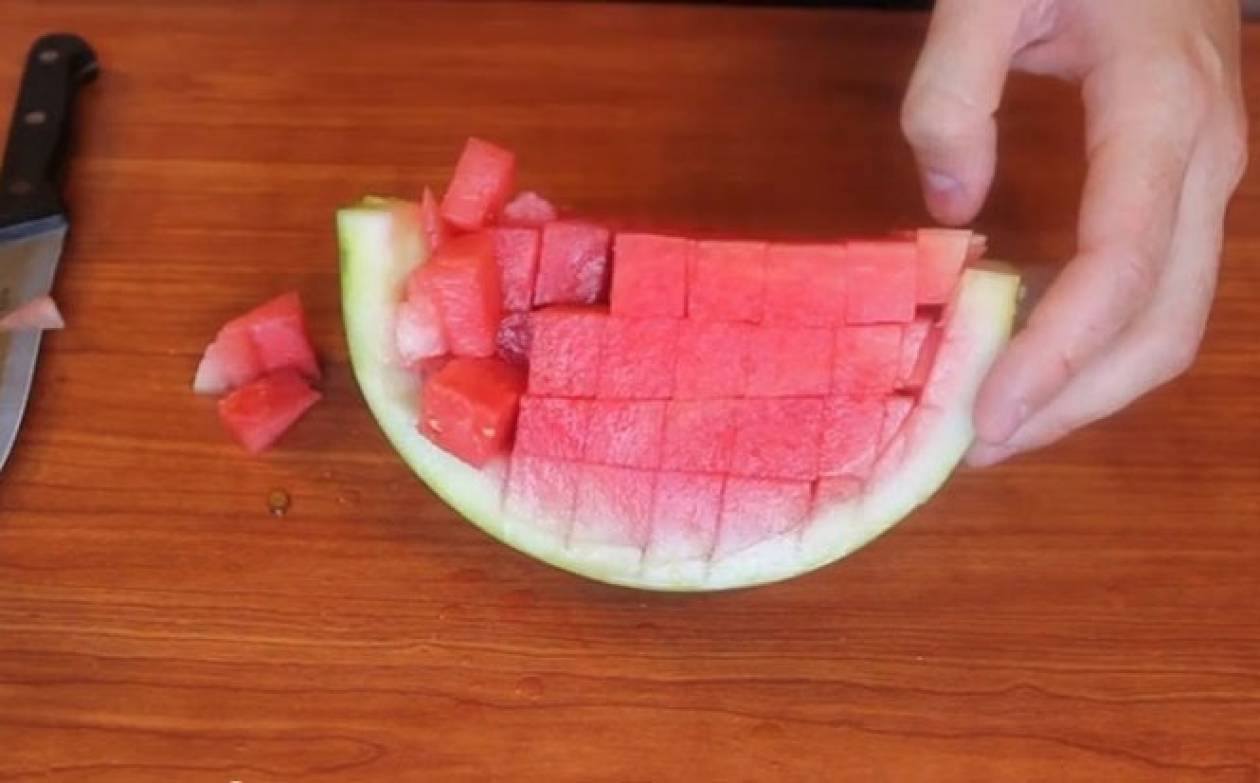 Βίντεο: Έξυπνα κόλπα για να κόψετε 5 καλοκαιρινά φρούτα