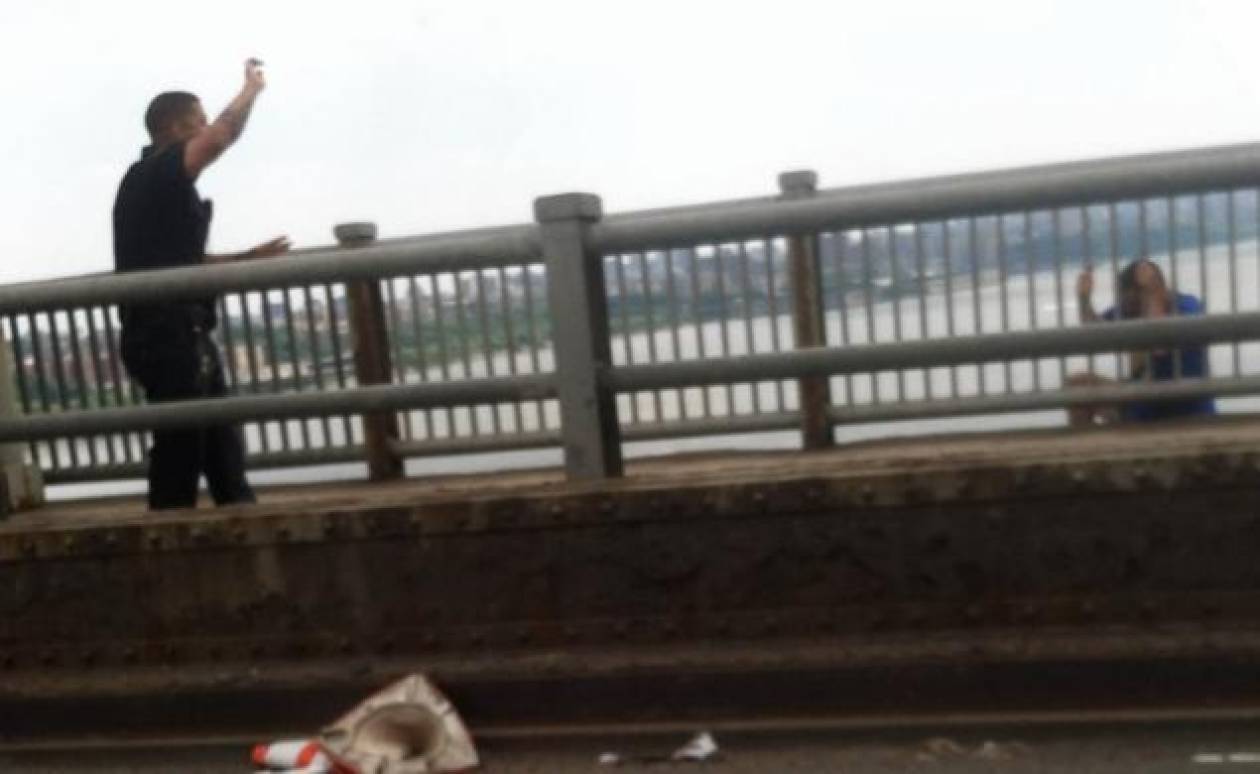 Η σοκαριστική στιγμή που ένας άνδρας πηδάει από γέφυρα