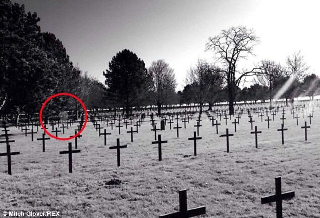 Φωτογράφισε το πνεύμα ενός νεκρού στρατιώτη πάνω από τάφους (pics)