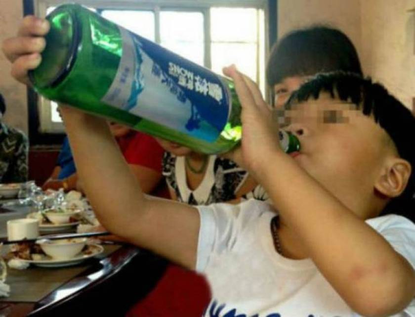 «Αλκοολικό» μωρο πίνει μπύρα αντί για γάλα! (pic)