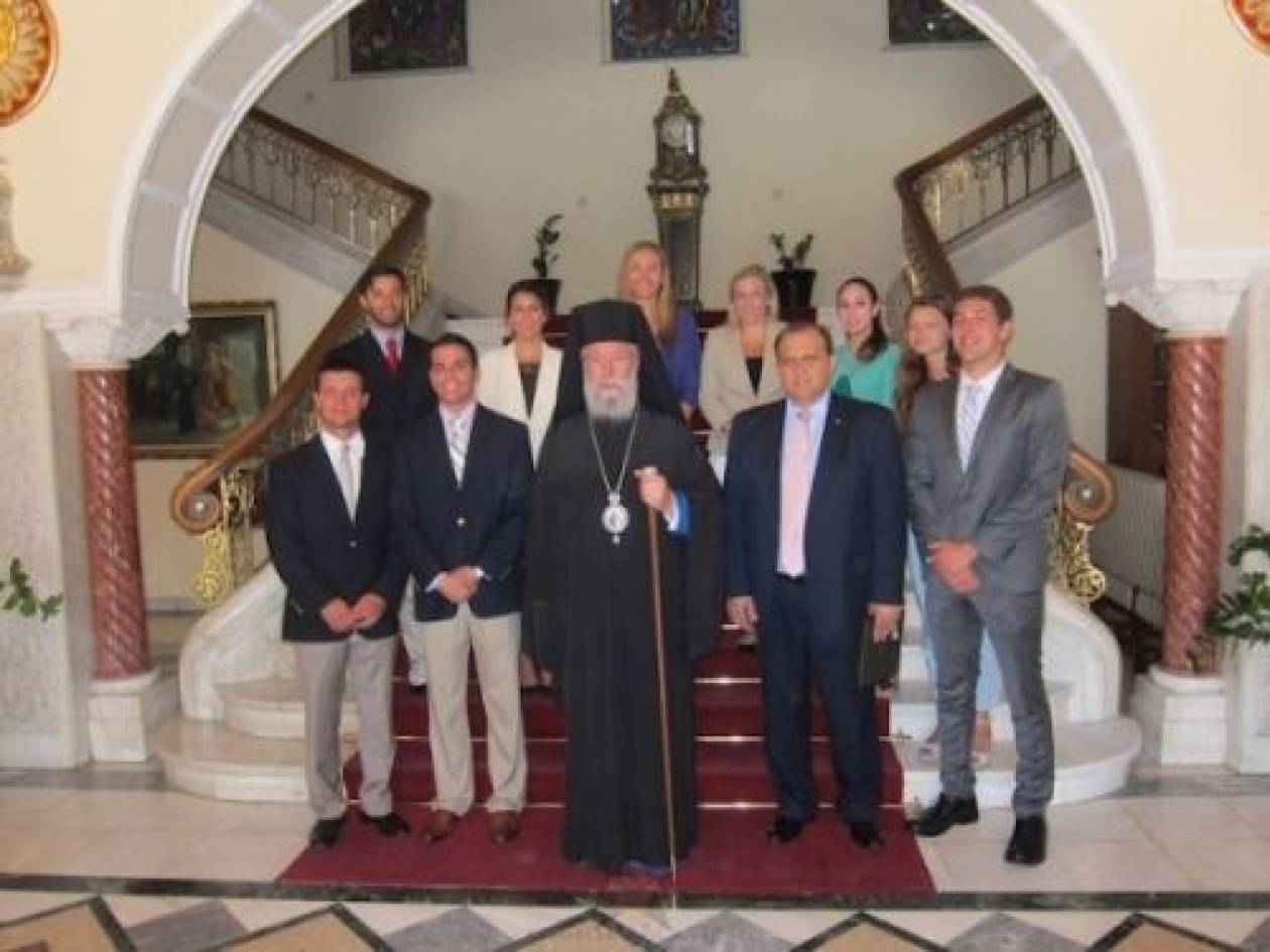 Ο Αρχιεπίσκοπος Κύπρου με αριστούχους ομογενείς φοιτητές