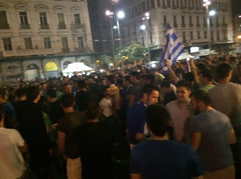 Ελλάδα – Ακτή Ελεφαντοστού: Βγήκαν στους δρόμους οι Έλληνες! (pics+video)
