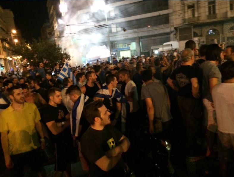 Ελλάδα – Ακτή Ελεφαντοστού: Βγήκαν στους δρόμους οι Έλληνες! (pics+video)