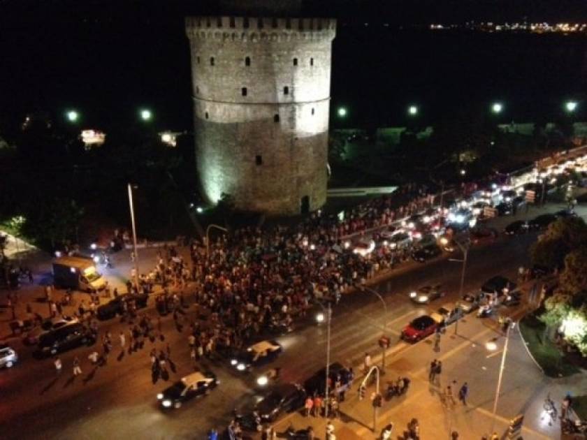 Θεσσαλονίκη: «Πλημμύρησε» από περήφανους Έλληνες ο Λευκός Πύργος (video)