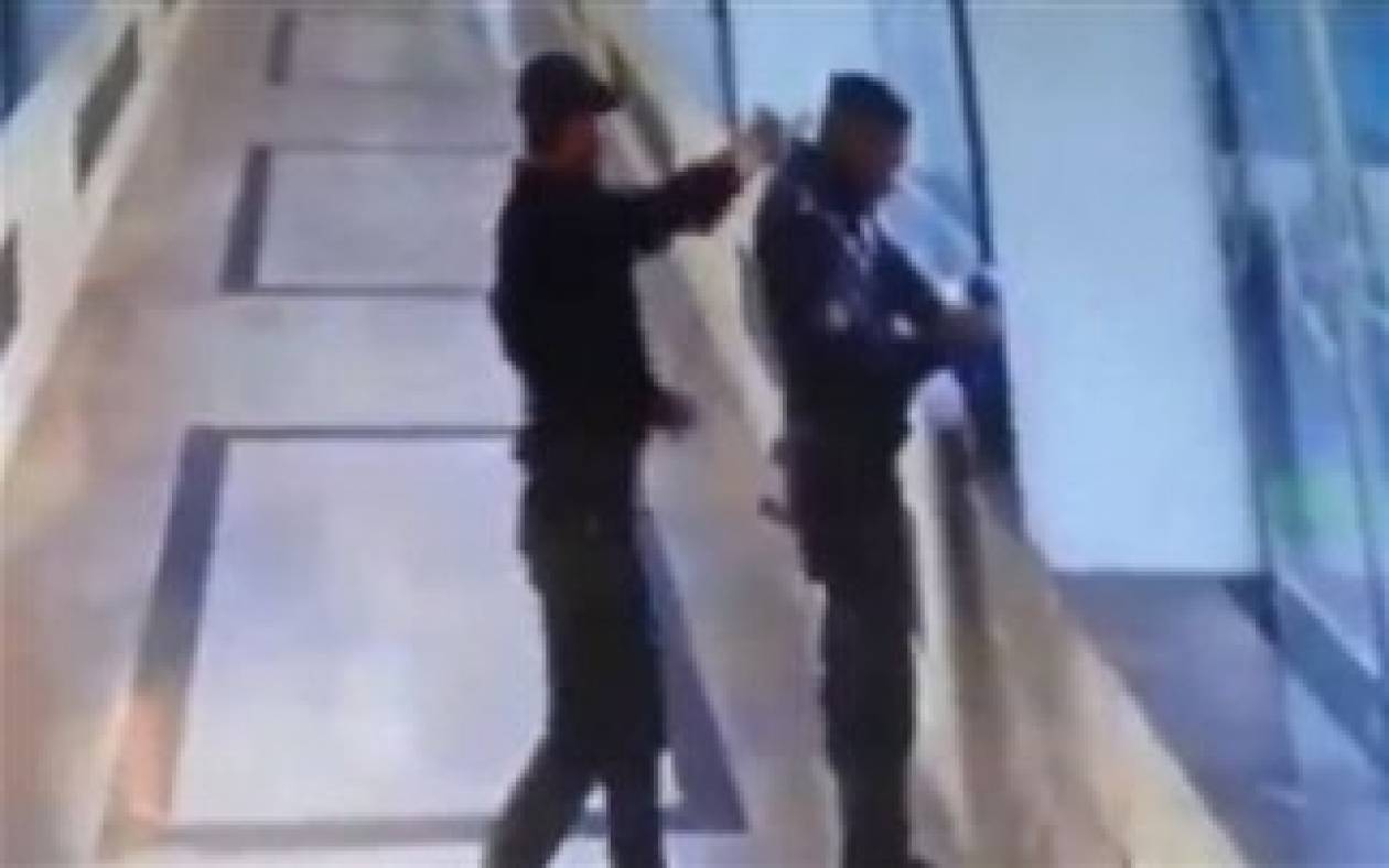 Σοκαριστικό βίντεο: Ένοπλος εκτελεί εν ψυχρώ έναν αστυνομικό
