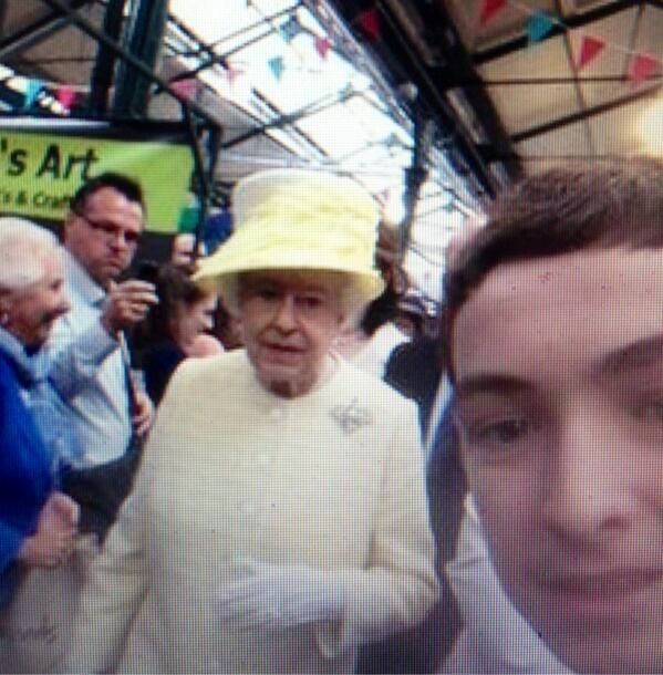 Selfie με τη... βασίλισσα Ελισάβετ! (pics+video)