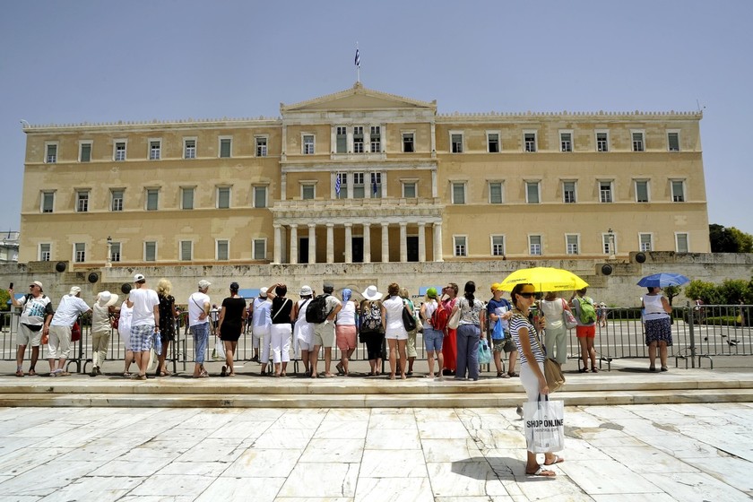Δροσιά στο συντριβάνι της πλ. Συντάγματος αναζήτησαν Αθηναίοι και τουρίστες! (pics)