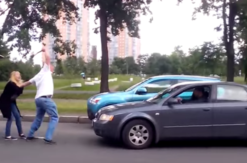 Ρωσία: Σχιζοφρενής οδηγός έβγαλε… τσεκούρι! (video+photos)