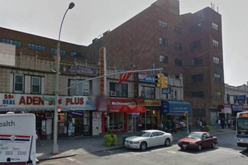Νέα Υόρκη: Μπήκε σε εστιατόριο με ένα μαχαίρι στην πλάτη! (photos)