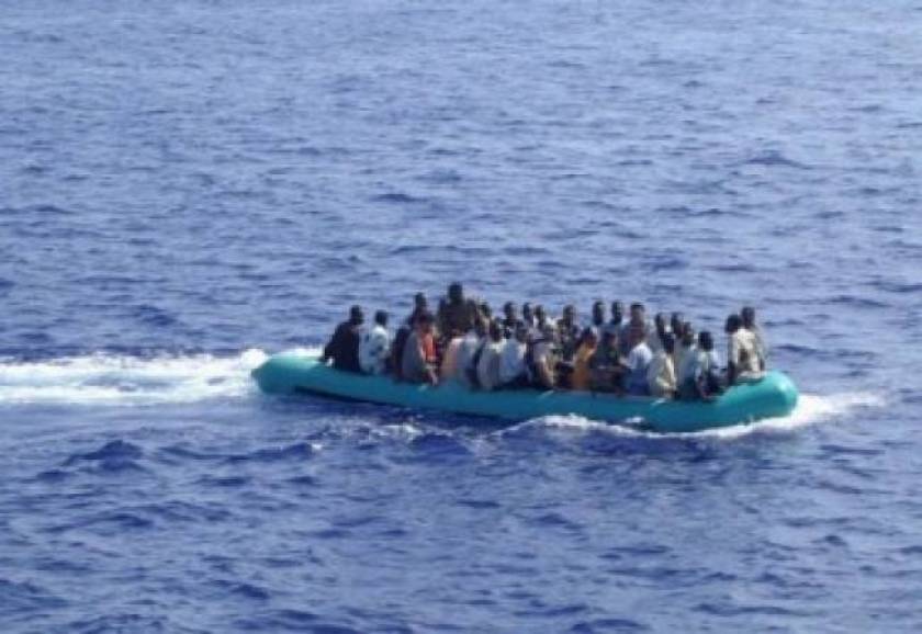 Μυτιλήνη: Διάσωση 13 παράνομων μεταναστών λίγο πριν βυθιστεί η λέμβος