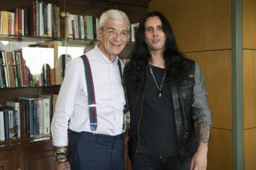 Θεσσαλονίκη: Φορώντας ροκ βραχιόλια τίμησε ο Μπουτάρης τον κιθαρίστα του Ozzy Osbourne
