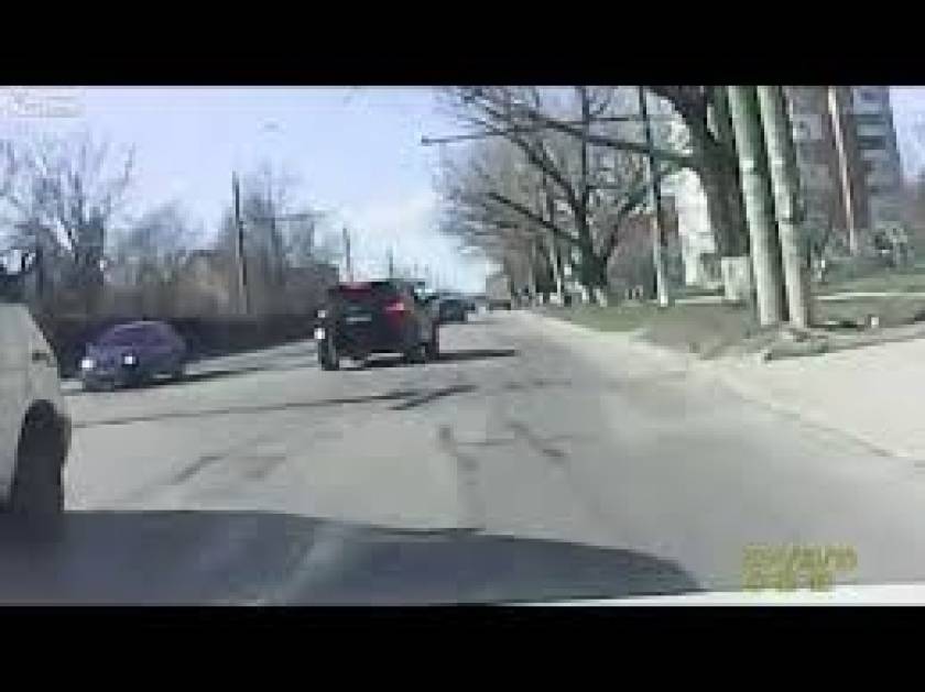 Μοτοσυκλετιστής επιτίθεται σε οδηγό αλλά το κάρμα... (βίντεο)