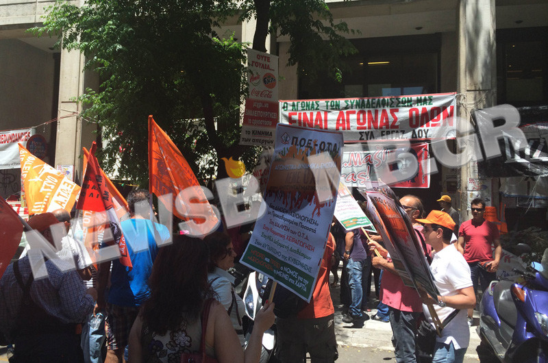 ΠΟΕ-ΟΤΑ: Σε εξέλιξη η διαμαρτυρία στο υπ. Διοικητικής Μεταρρύθμισης (pics&vid)