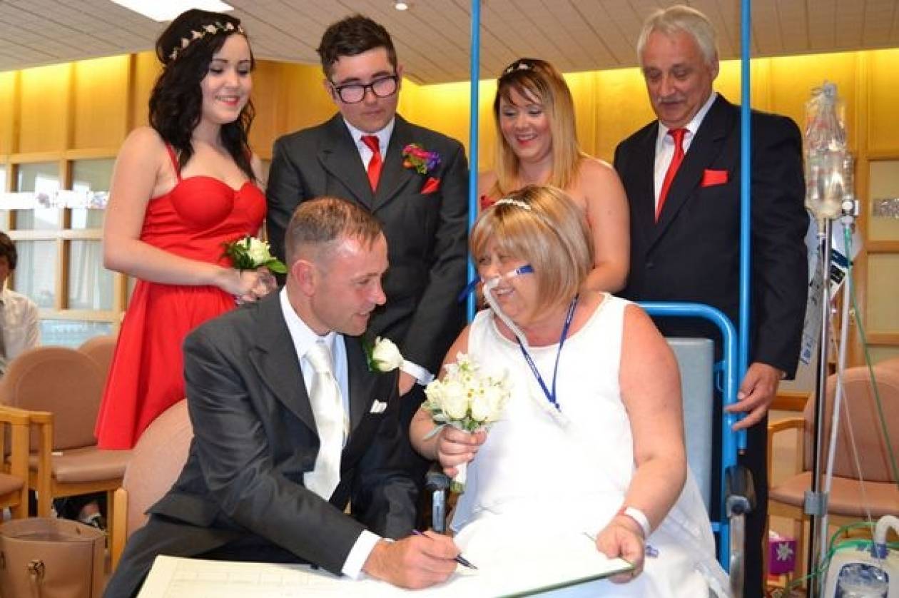 Καρκινοπαθής παντρεύεται στο νοσοκομείο (pics)