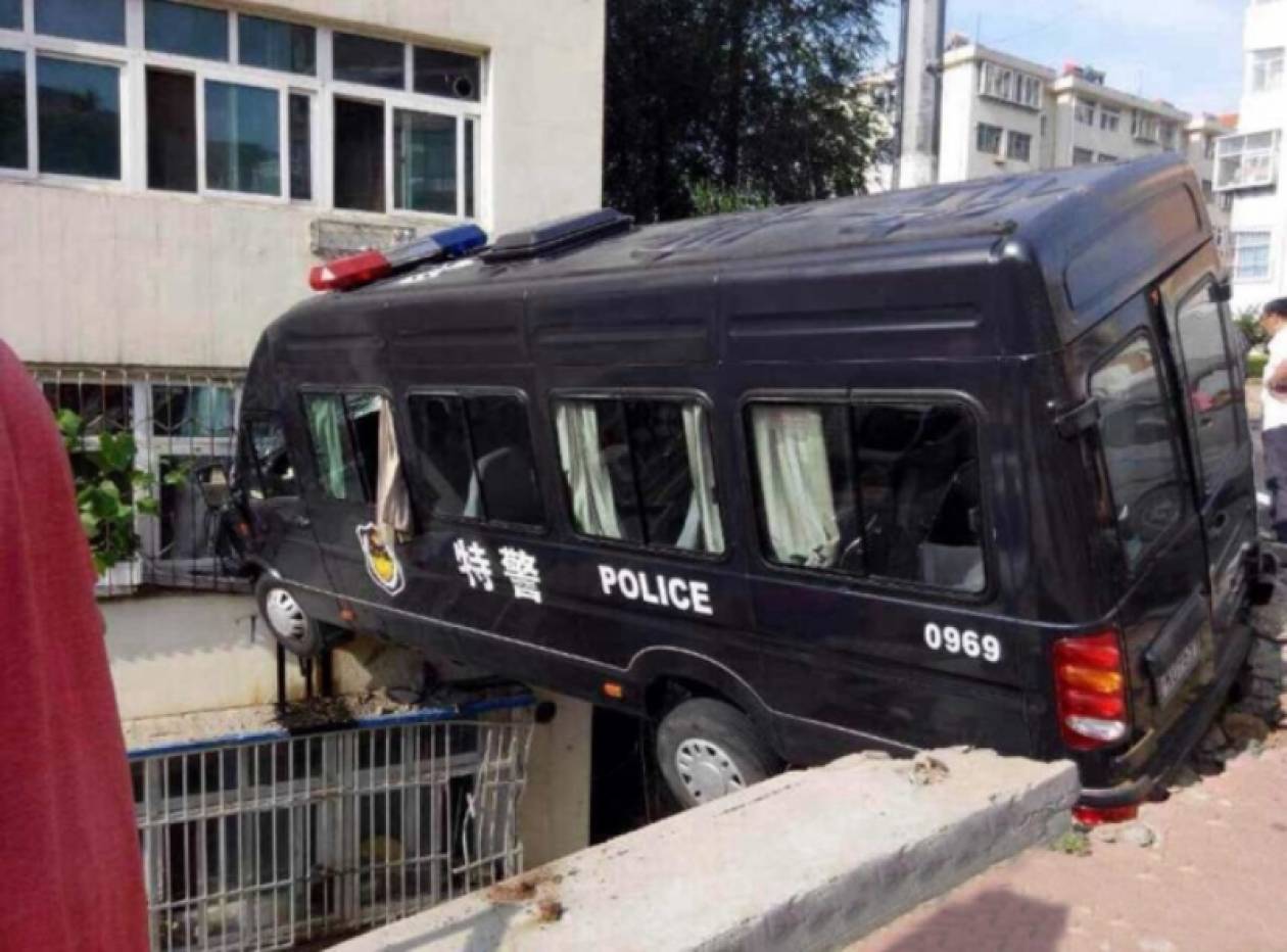 Κίνα: Αστυνομικός «πάρκαρε» ανάμεσα σε δύο κτίρια. Στο δεύτερο όροφο! (photo)