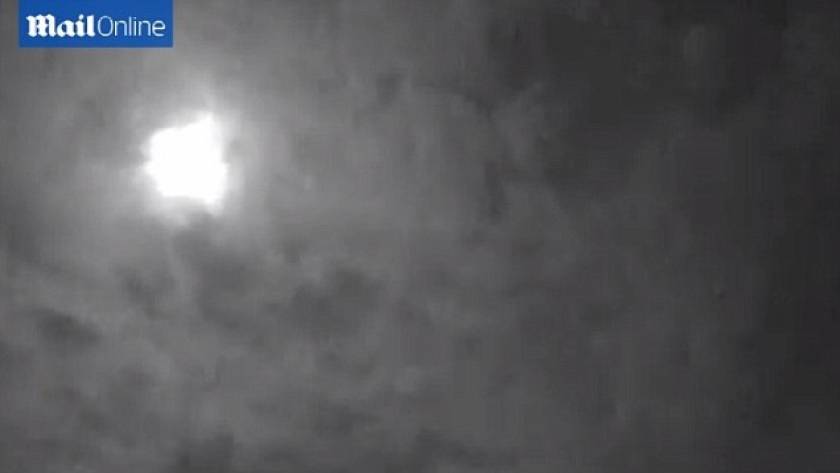 Βίντεο: Μυστηριώδες φλεγόμενο αντικείμενο στον ουρανό
