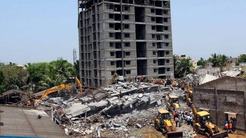 Ινδία: Ανασύρθηκαν ζωντανοί από τα ερείπια του κτιρίου