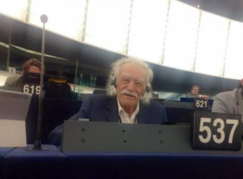 Ο Μ. Γλέζος στα έδρανα του Ευρωκοινοβουλίου (pic)