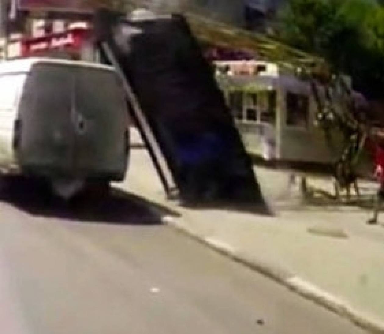 Βίντεο-σοκ: Περπατούσε στο πεζοδρόμιο και σώθηκε από θαύμα