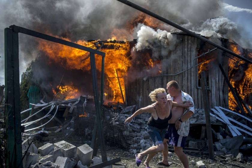 Εικόνες καταστροφής από τους βομβαρδισμούς στην ανατολική Ουκρανία
