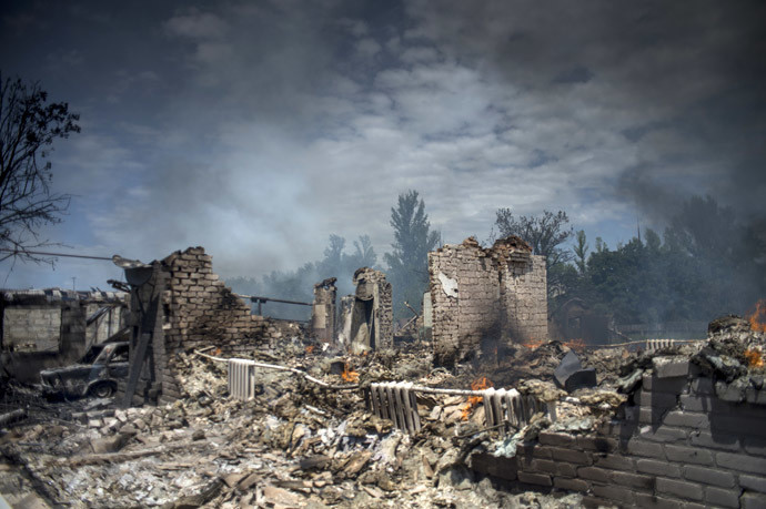 Εικόνες καταστροφής από τους βομβαρδισμούς στην ανατολική Ουκρανία