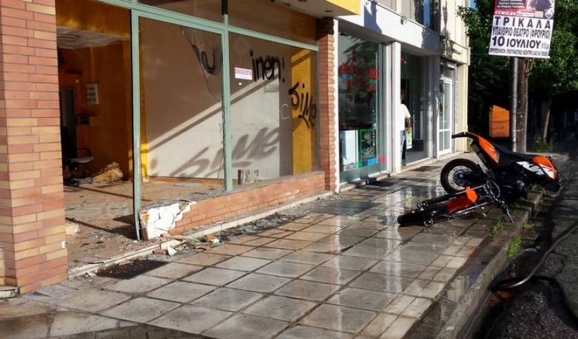 Τρίκαλα: Σοβαρά τραυματίες δύο 22χρονοι – Μηχανή «καρφώθηκε» σε τζαμαρία