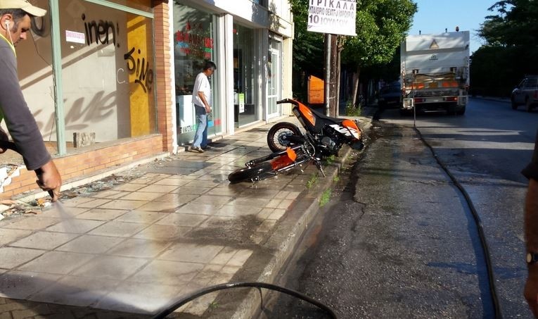 Τρίκαλα: Σοβαρά τραυματίες δύο 22χρονοι – Μηχανή «καρφώθηκε» σε τζαμαρία
