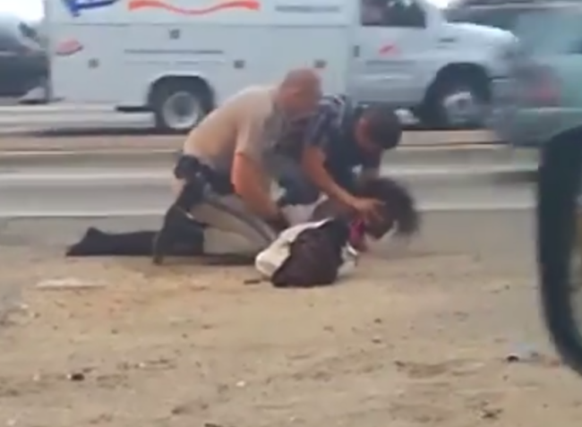 ΗΠΑ: Αστυνομικός χτυπά με απίστευτη βιαιότητα ανήμπορη γυναίκα! (vid)