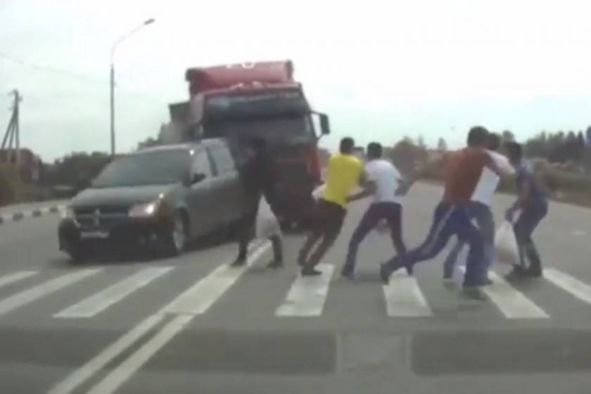 Ρωσία: «Τρελό» φορτηγό πετά πεζούς στον αέρα! (video)
