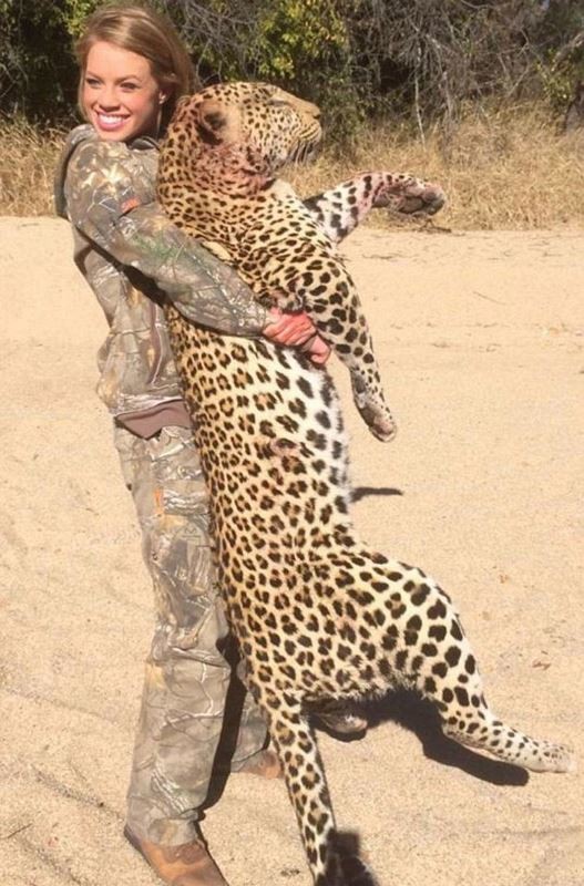 ΗΠΑ: Σάλος με τη σέξι τσιρλίντερ που σκοτώνει σπάνια άγρια ζώα! (photos)