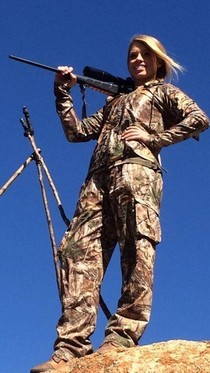 ΗΠΑ: Σάλος με τη σέξι τσιρλίντερ που σκοτώνει σπάνια άγρια ζώα! (photos)