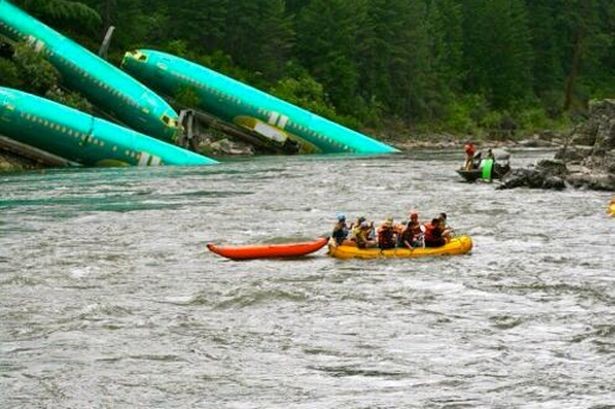 Μοντάνα: Τρία Boeing έπεσαν σε ποτάμι! (photos)