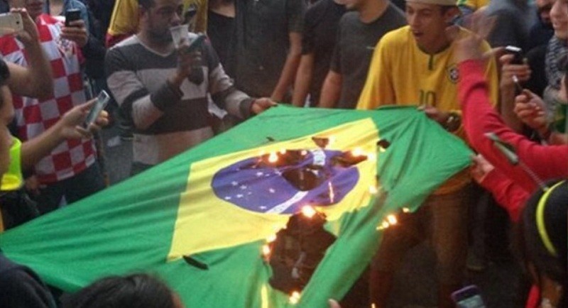 Επεισόδια, φωτιές και μαχαιρώματα στην Βραζιλία (photos+video)