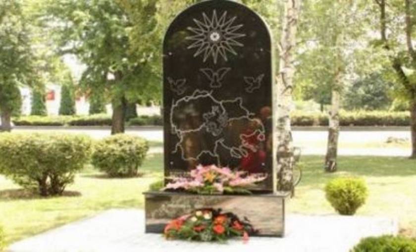 Σκόπια: Έφτιαξαν μνημείο με τον ήλιο της Βεργίνας και χάρτη της «Μεγάλης Μακεδονίας»