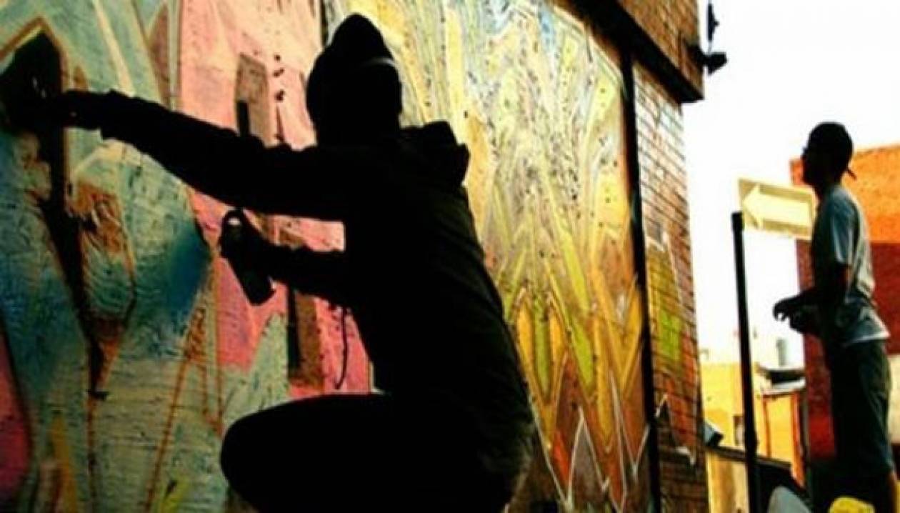 Λέσβος: Δύο συλλήψεις για γκράφιτι σε τοίχους