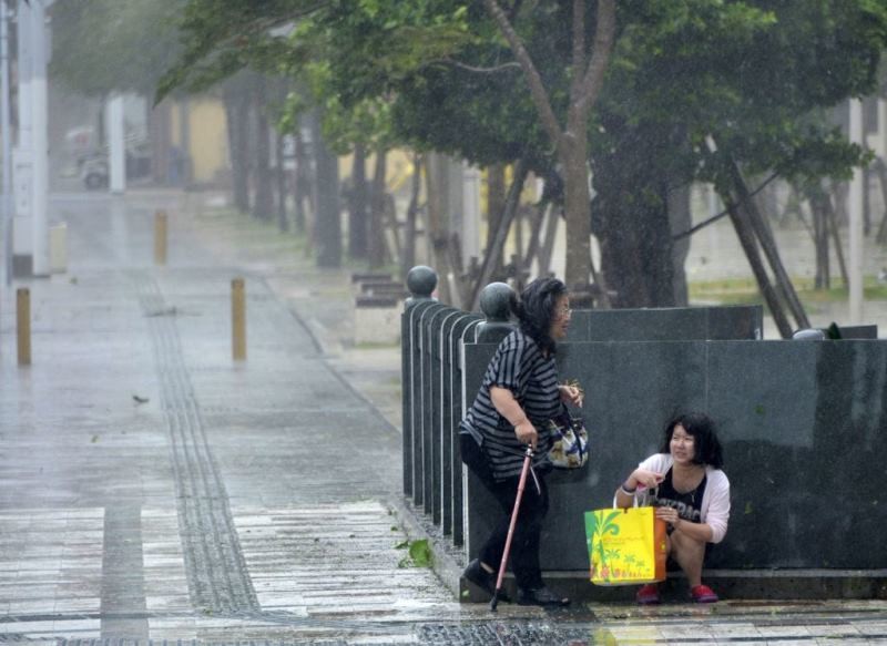 Απλά ένας Ιάπωνας που λούζεται στον τυφώνα! (video+photos)