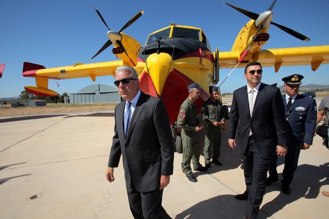 Αβραμόπουλος και Κικίλιας «πιλοτάρουν» πυροσβεστικό Canadair (pics)