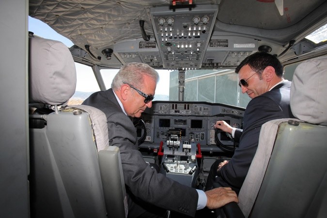 Αβραμόπουλος και Κικίλιας «πιλοτάρουν» πυροσβεστικό Canadair (pics)