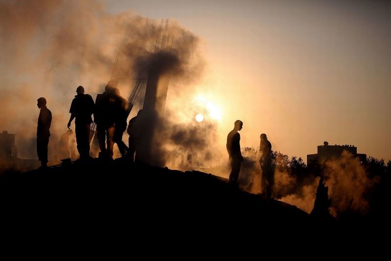 Ισραηλινοί βλέπουν τους βομβαρδισμούς στη Γάζα με ποπ κορν! (phs+vid)