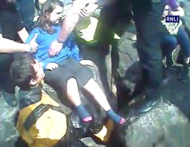 Ουαλία: Συγκλονιστικός απεγκλωβισμός κοριτσιού από βράχια (vid+phs)