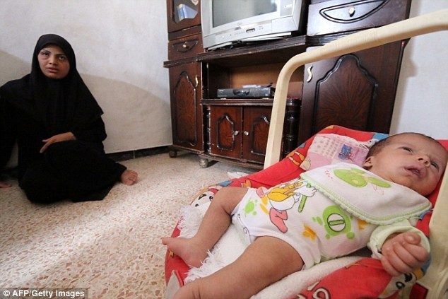 Θαύμα ζωής: Δείτε το μωρό που σώθηκε από τα συντρίμμια της Συρίας! (pics+video)