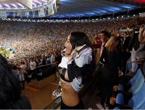 Μουντιάλ 2014: «Καυτή» αντίδραση της Ριάνα στο γκολ – Τα πέταξε όλα (pic)