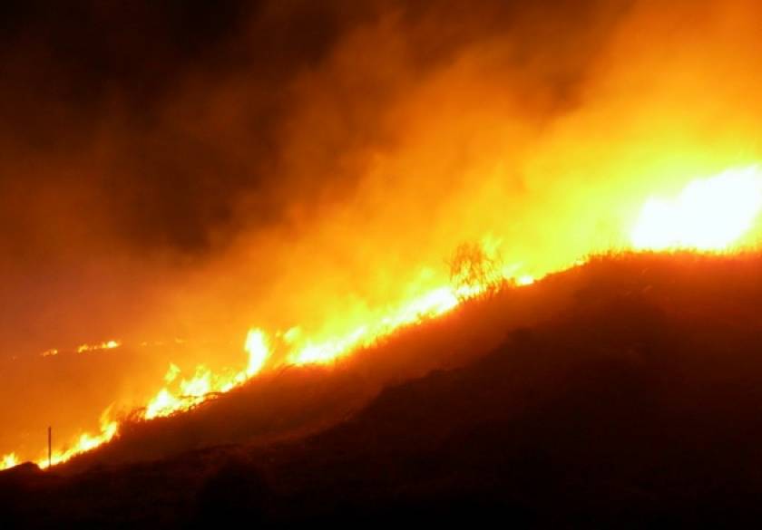Αχαΐα: Πυρκαγιά κοντά σε κατοικίες στην Κουνινά Αιγίου