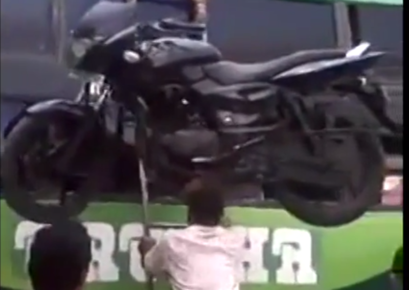 Απλά ένας Ινδός ανεβαίνει μια σκάλα. Με μια μηχανή στο κεφάλι! (video+pic)