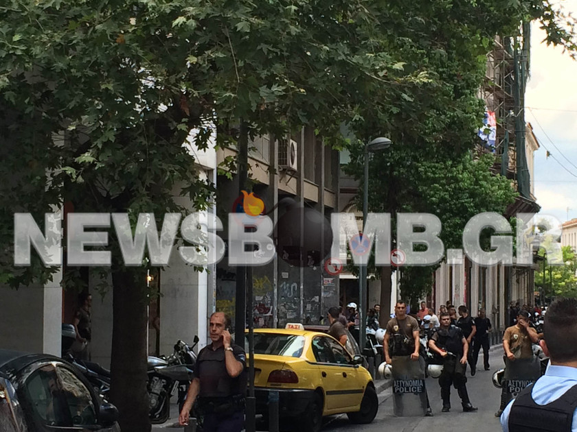 Σύλληψη Μαζιώτη: ΜΑΤ και αντιτρομοκρατική στο Μοναστηράκι (pics)
