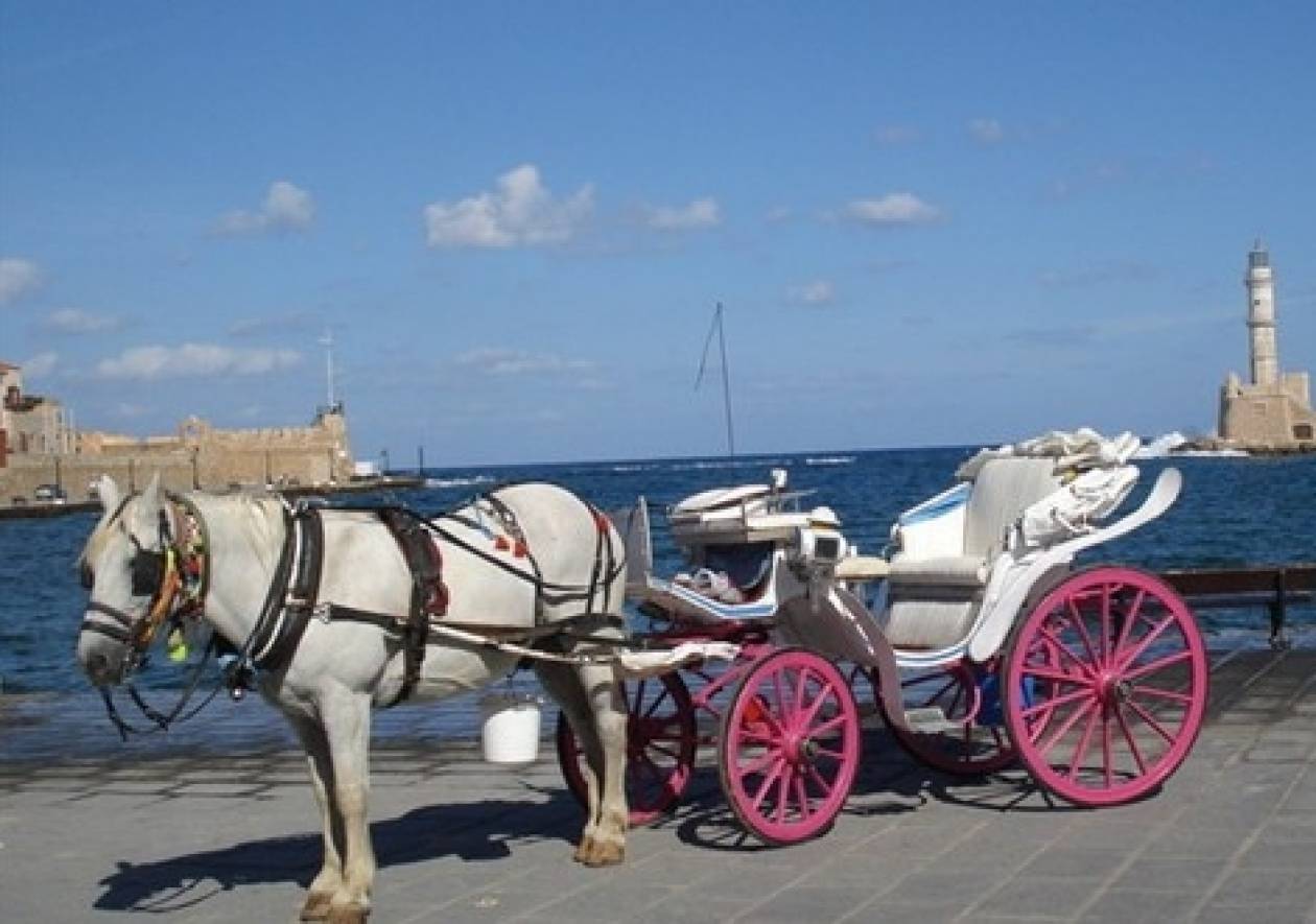 Κρήτη: Άμαξα και άλογο έκαναν βουτιά στο ενετικό λιμάνι Χανίων