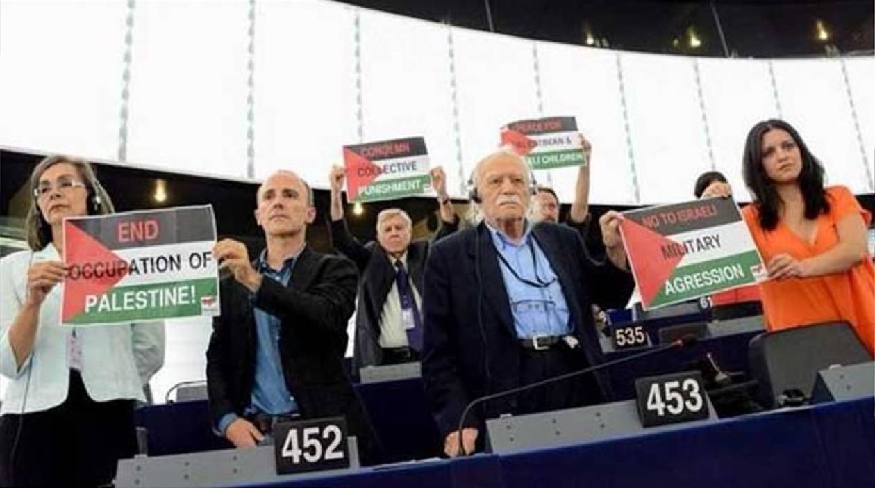 Πλακάτ υπέρ της Παλαιστίνης ύψωσε ο Γλέζος στο Ευρωκοινοβούλιο