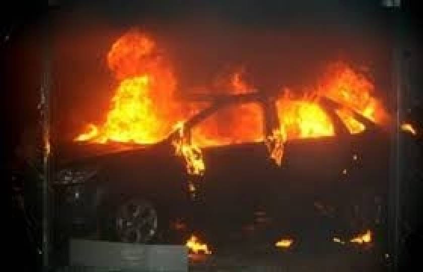 Κρήτη: Παρανάλωμα του πυρός δύο αυτοκίνητα