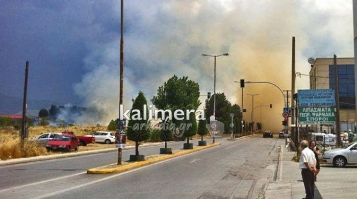 Φωτιά στην Τρίπολη - Kαπνοί σκέπασαν την περιοχή